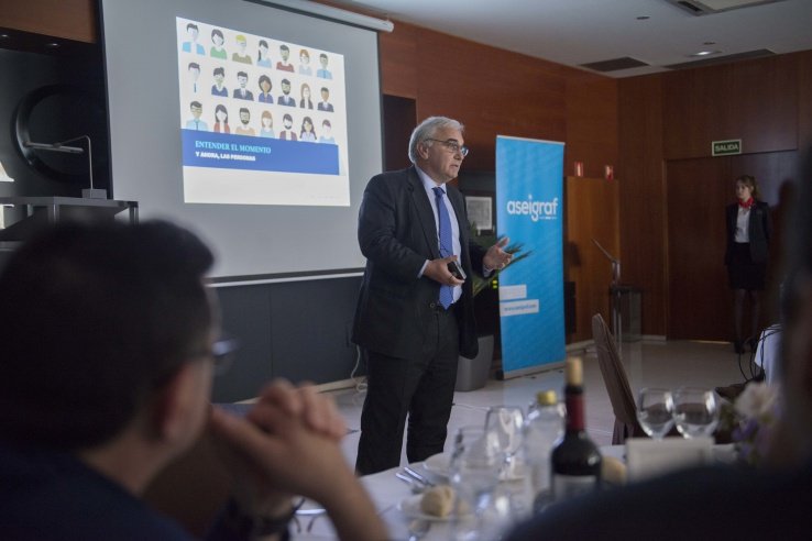 Jesús Alarcón impartió la ponencia “Entender el momento en el sector de la Industria Gráfica”.