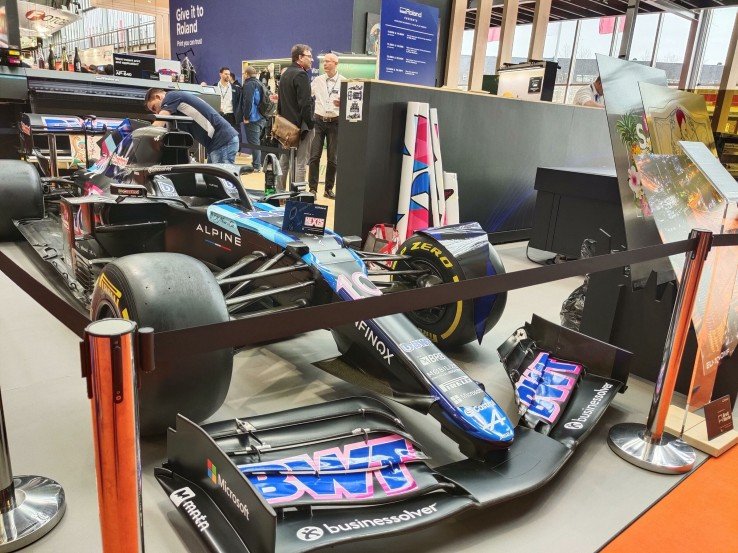 En el stand, demostraciones de wrapping en colaboración con la escudería Alpine F1 Team.