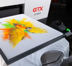 Con las nuevas tintas naranja y verde, se amplía la gama de colores y se consiguen imágenes intensas y vibrantes.