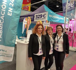 Francisca España, Loli López y Ana Ramos, de Ádivin, estuvieron en el stand ofreciendo asesoramiento e información a los visitantes.