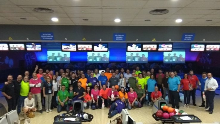 Los asistentes pudieron participar en un campeonato de bolos durante el evento.