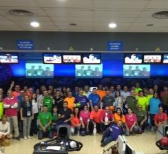 Los asistentes pudieron participar en un campeonato de bolos durante el evento.