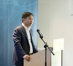 Hyun-suk Kim, presidente y jefe de Samsung Research, en la ceremonia de inauguración en Cambridge.