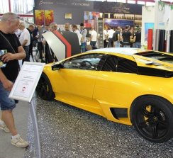 En el parking del hotel se llevó a cabo la rotulación de un espectacular Lamborghini.