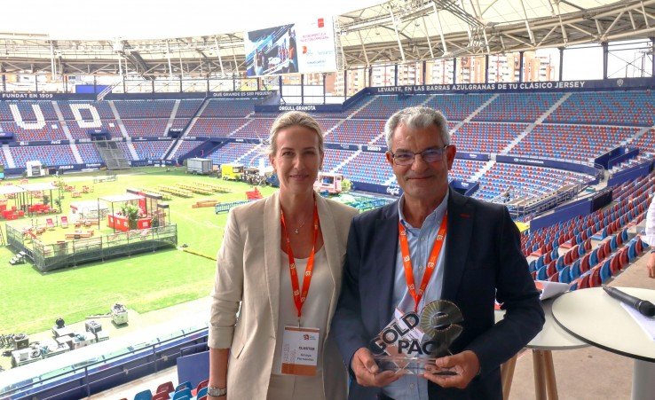 Amaya Fernández, presidenta del Clúster de Innovación de Envase y Embalaje, y Fernando Arrufat, director del Clúster de DS Smith Tecnicarton, en el estadio Ciutat de Valencia, donde se celebró la gala.