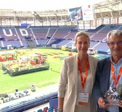 Amaya Fernández, presidenta del Clúster de Innovación de Envase y Embalaje, y Fernando Arrufat, director del Clúster de DS Smith Tecnicarton, en el estadio Ciutat de Valencia, donde se celebró la gala.