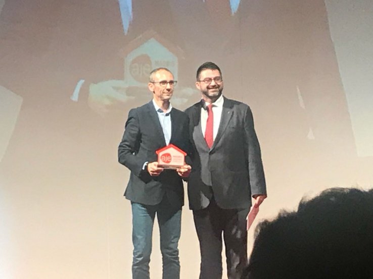 Miguel Blázquez (izquierda), con su trofeo.