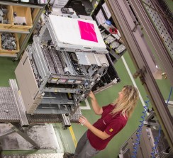 Técnicos trabajando en el proceso de refabricación de equipos en el centro de Giessen, Alemania.