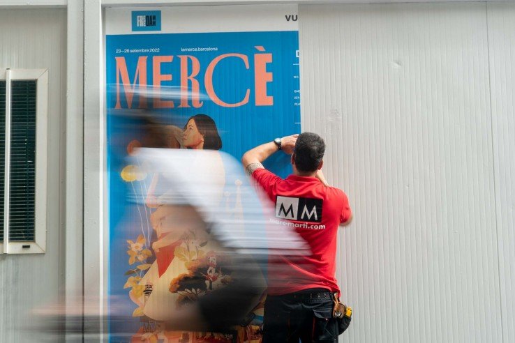 Instalación de un cartel de la Mercè 2022 - fotografía de Marc Galver Lacruz.