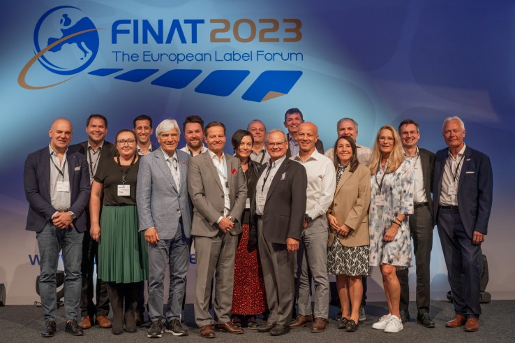 Miembros de la Junta antigua y de la nueva, en el escenario del European Label Forum 2023 en Viena.