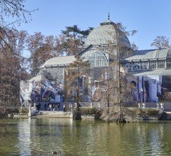 La primera lona, diseñada por el artista Miguel Ángel Tornero, cubre el Palacio de Cristal durante el primer año de las obras.