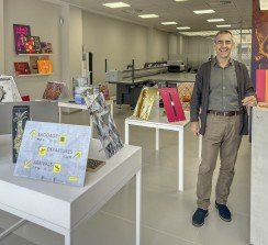 “Realmente no existe ninguna impresora UV que ofrezca las posibilidades, en calidad, productividad y versatilidad, que ofrecen nuestras máquinas”, afirma Jorge Suberviola, director de swissQprint España, en el showroom de la compañía en Barcelona.