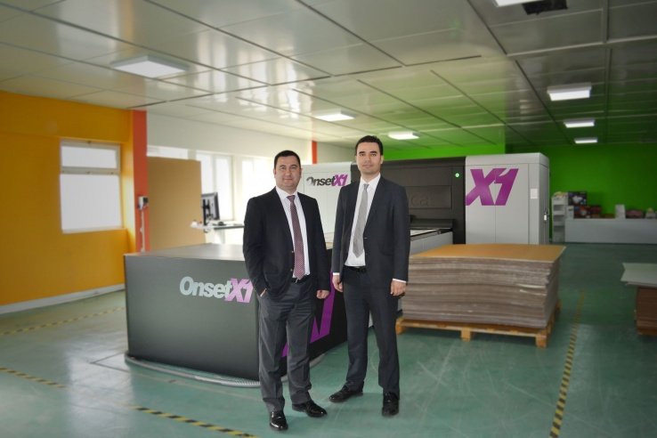 Osman Bozcaarmutlu (izquierda) y Mert Şenhelvacılar junto a la Onset X1 instalada.